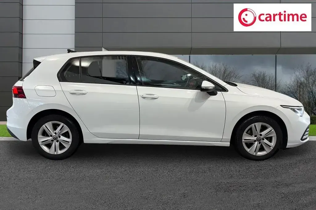 Second-hand VW Golf VIII Life 150 CP (110 kW) 2022 Alb Hatchback