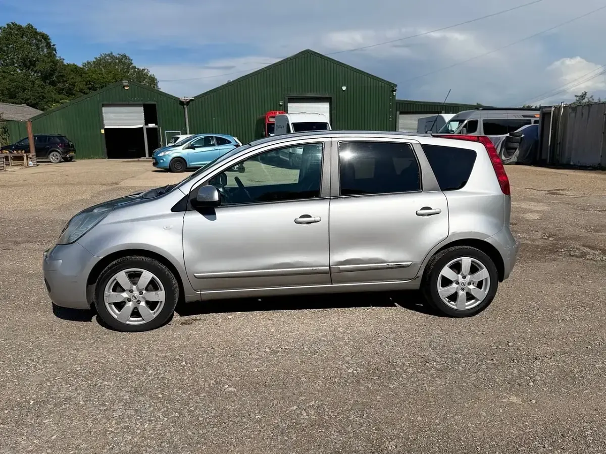 Begagnad Nissan Note Tekna 110 HK (80 kW) 2008 Silver Halvkombi