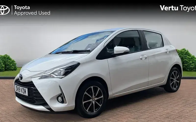 Used Toyota Yaris 111 HP (81 kW) 2019 White Hatchback