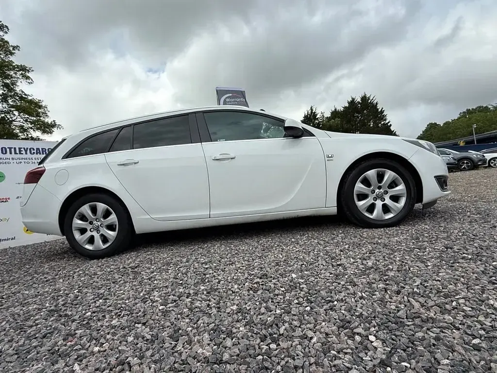 Used Vauxhall Insignia SRi 170 HP (125 kW) 2015 White Estate