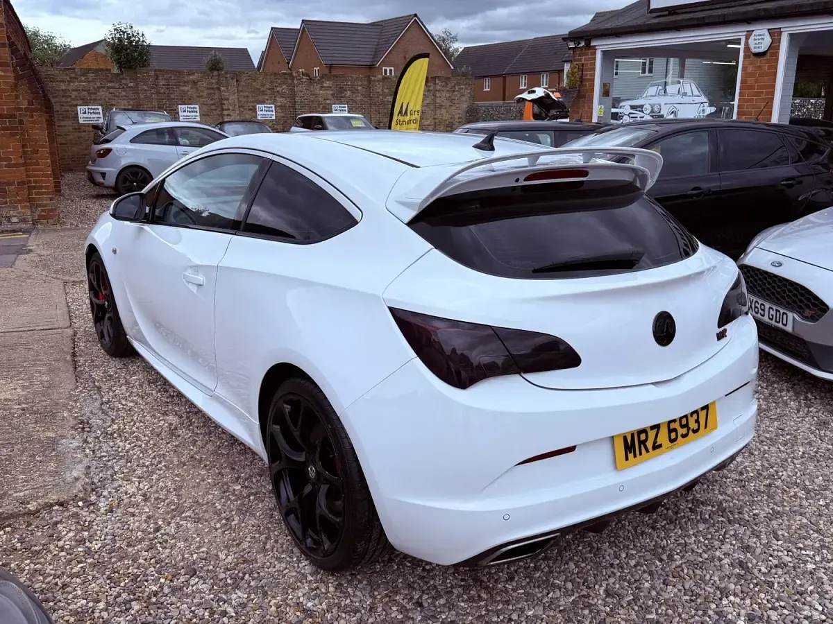 Used Vauxhall Astra GTC 280 HP (205 kW) 2013 White Coupe