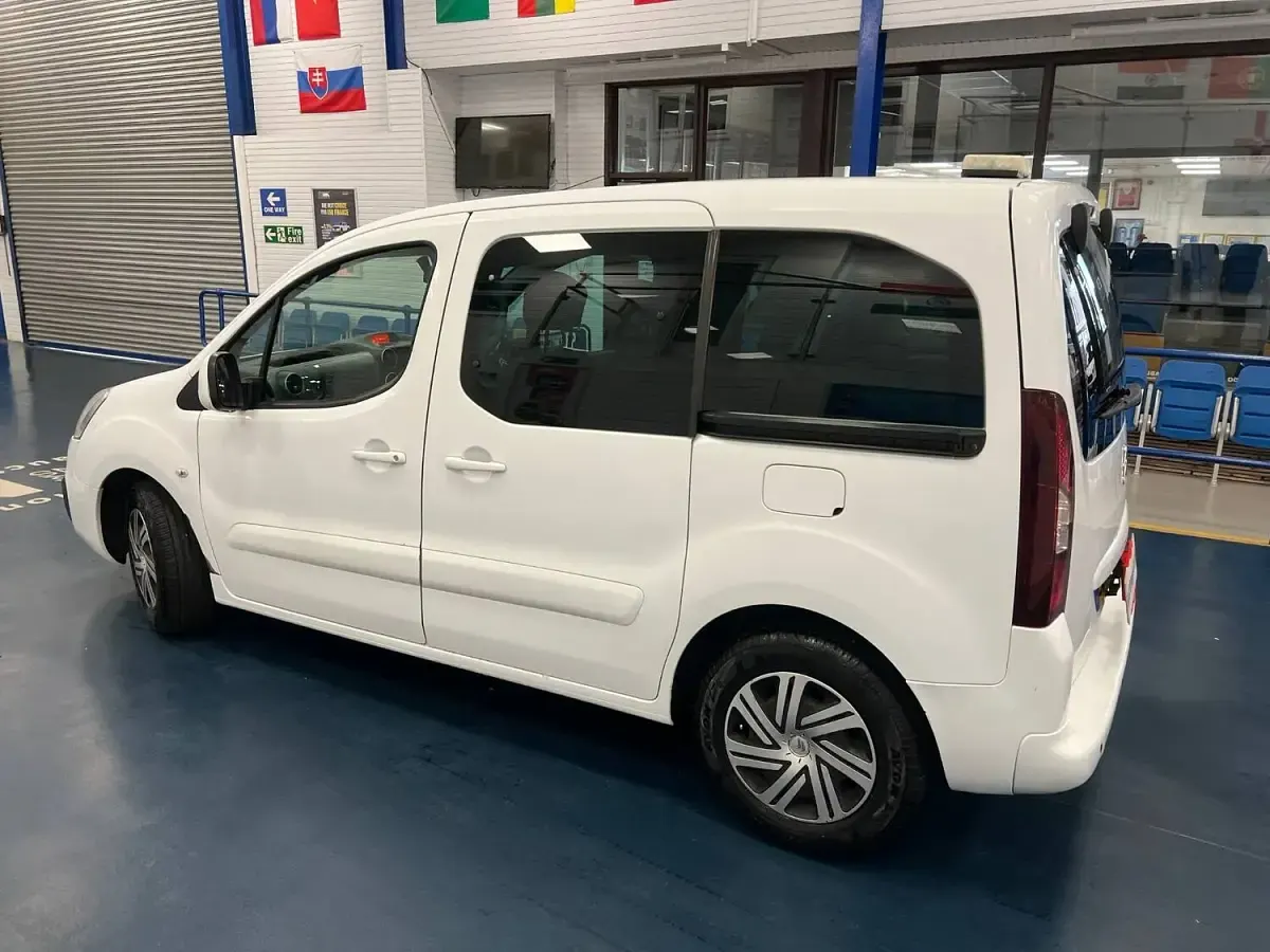 Used Citroën Berlingo Feel 100 HP (73 kW) 2017 White MPV