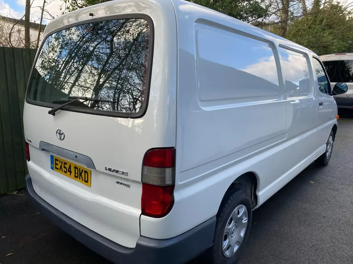 Usado Toyota HiAce 109 HP (80 kW) 2004 Branco Van