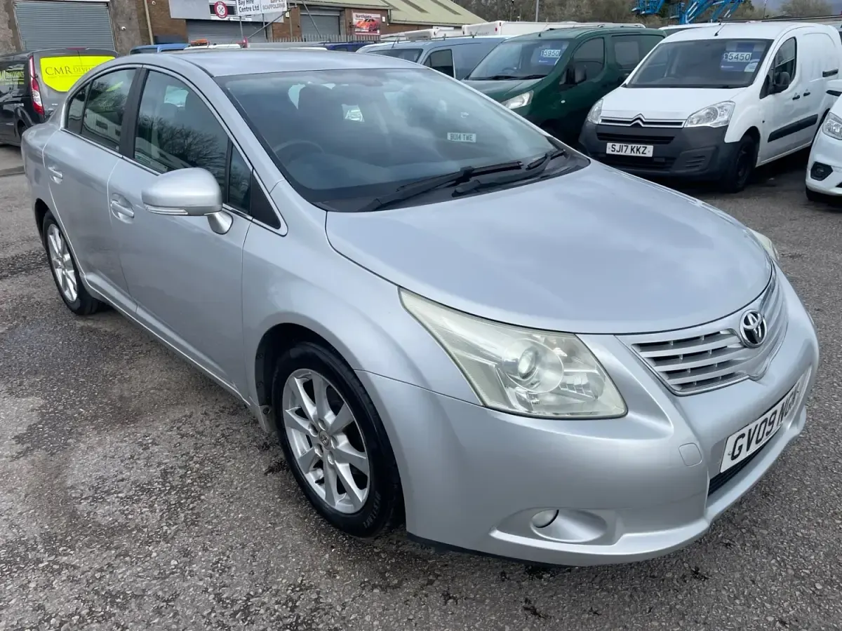 Usado Toyota Avensis 2009 Prateado Sedan