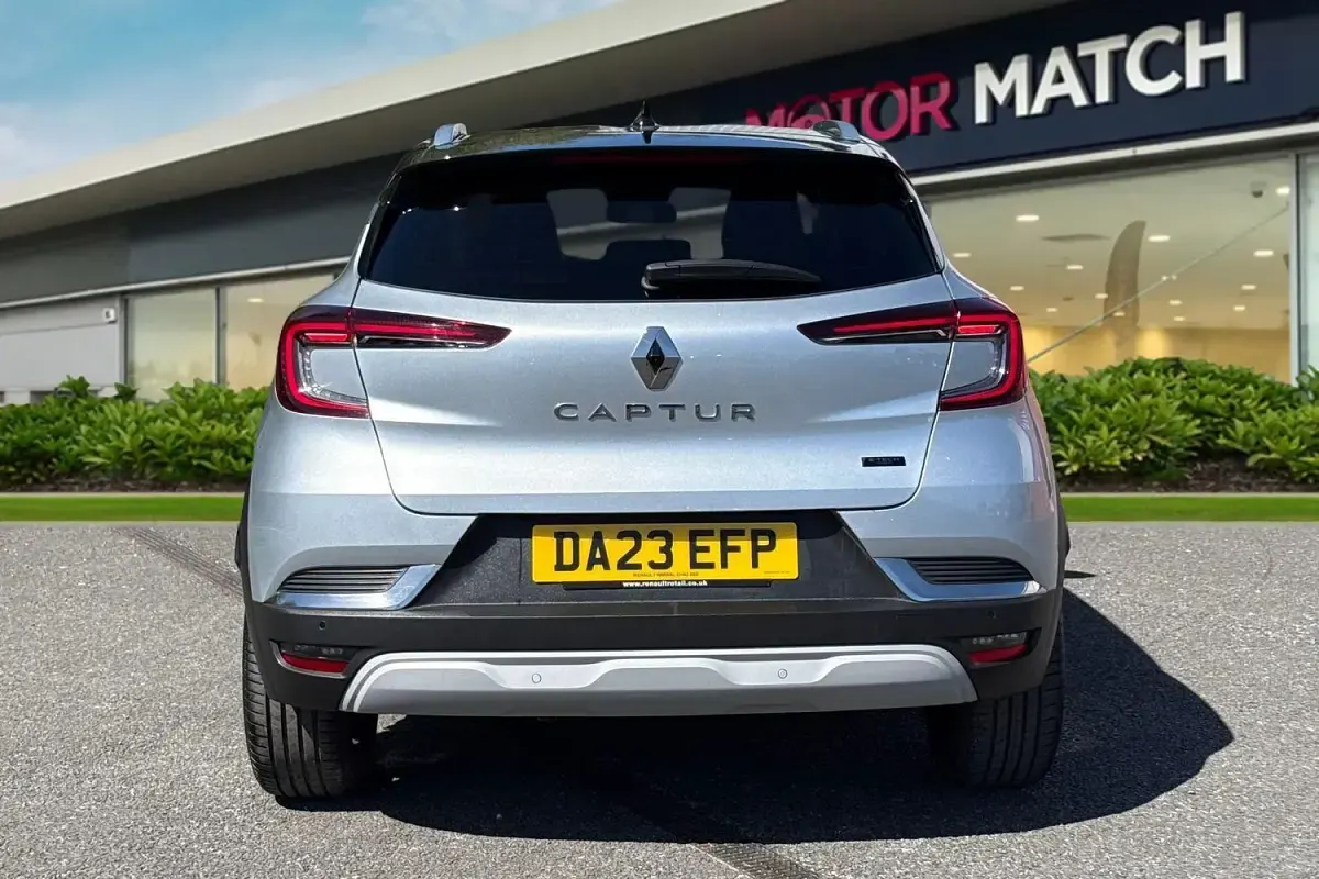 Begagnad Renault Captur Techno 2023 Grå SUV