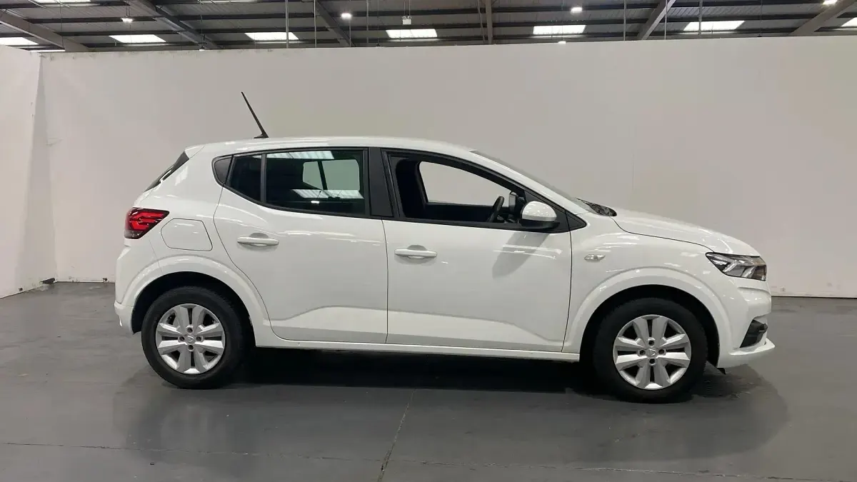 Usado Dacia Sandero Comfort 91 CV (66 kW) 2022 Blanco Utilitario