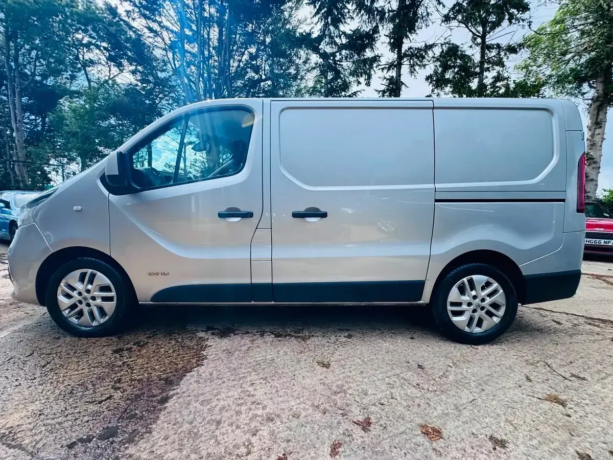 Used Renault Trafic 2015 Silver MPV