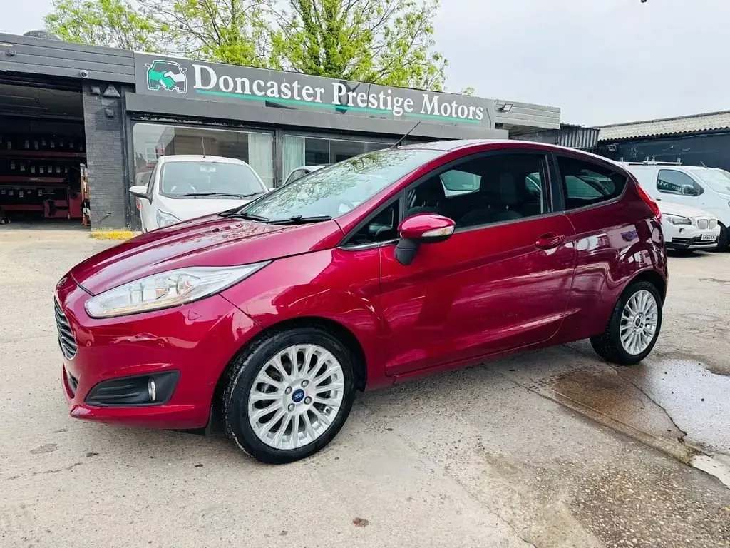 Używany Ford Fiesta Titanium 2014 Czerwony Hatchback