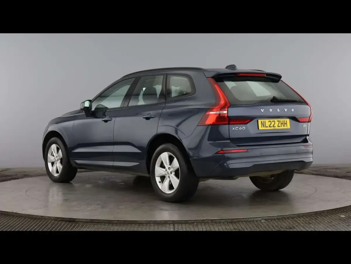 Used Volvo XC60 Momentum 247 HP (181 kW) 2022 Blue SUV
