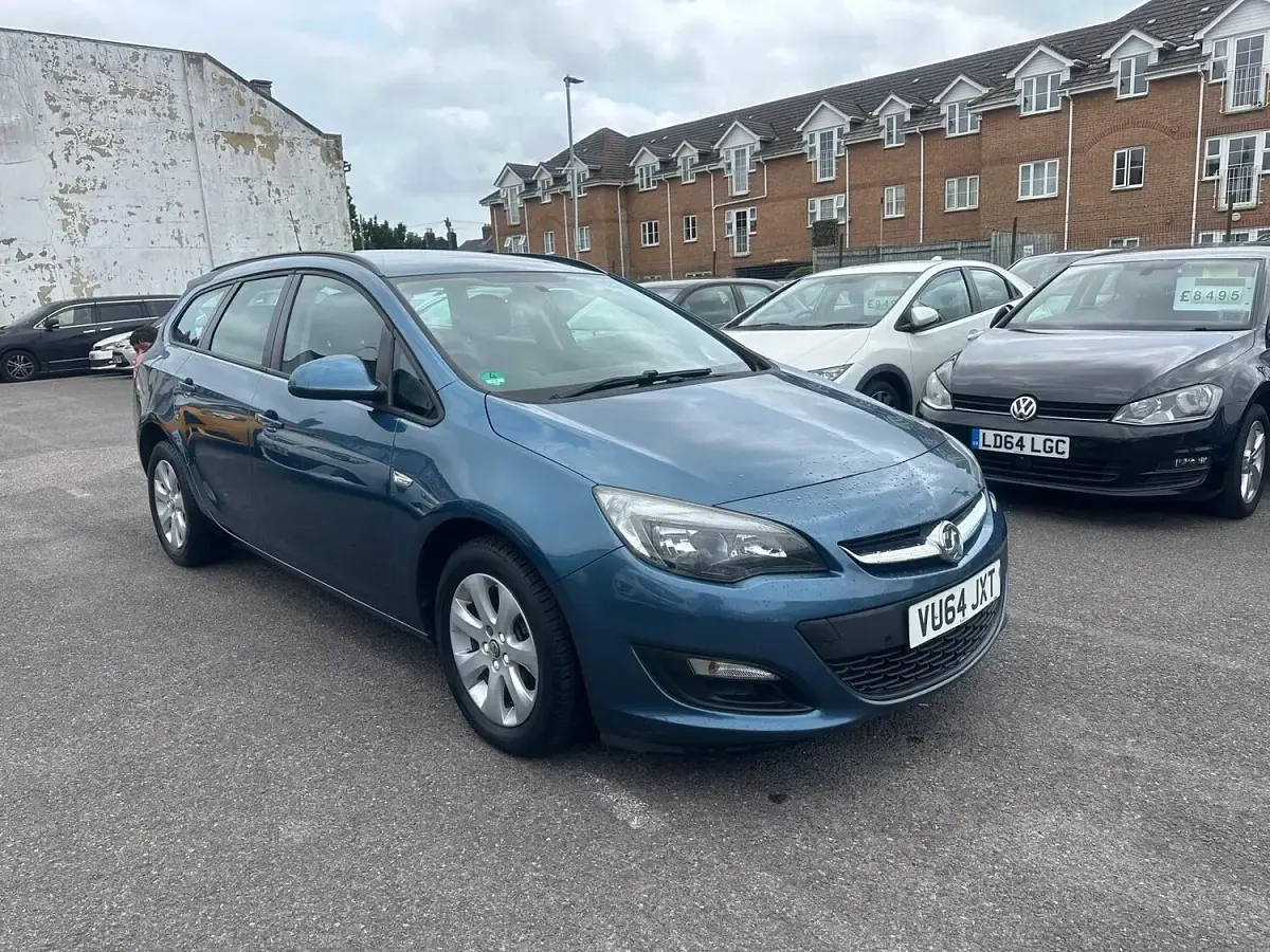 Used Vauxhall Astra Design Edition 115 HP (84 kW) 2014 Blue Estate