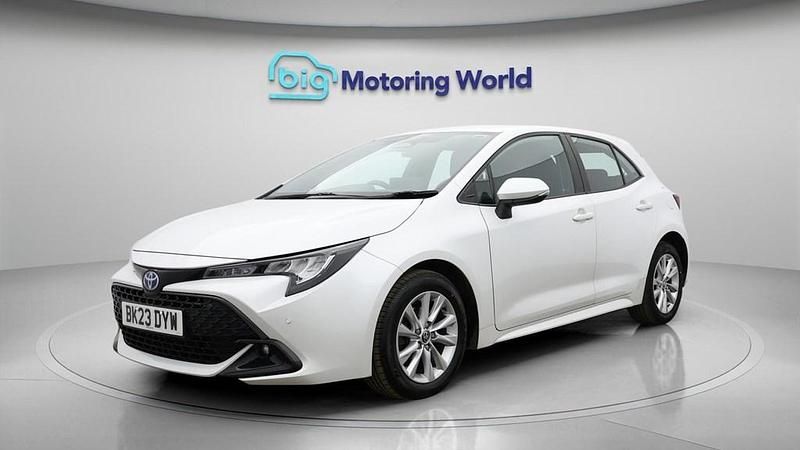 Used Toyota Corolla 140 HP (102 kW) 2023 White Hatchback