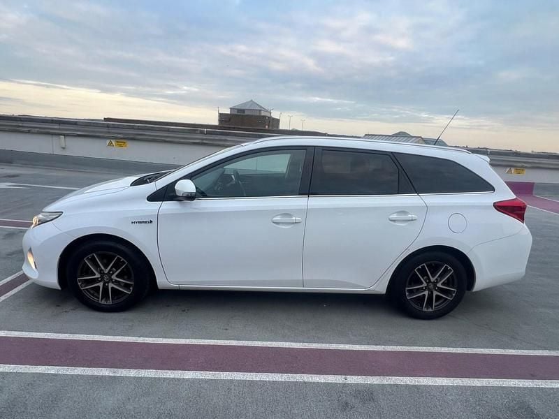 Used Toyota Auris Hybrid 2014 White Estate
