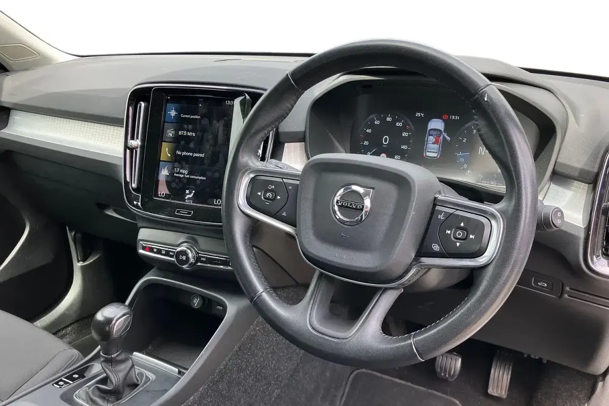 Used Volvo XC40 Momentum 163 HP (119 kW) 2021 Silver SUV