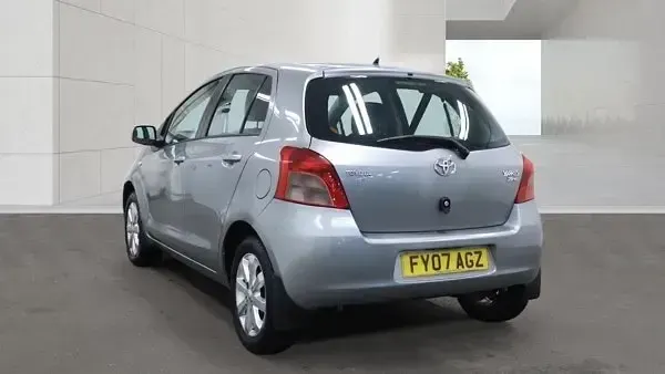 Used Toyota Yaris 85 HP (62 kW) 2007 Silver Hatchback