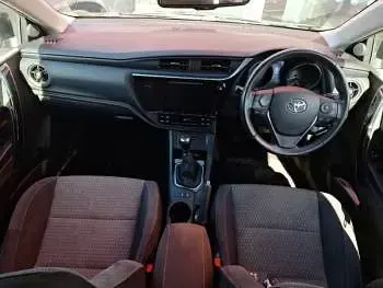 Usado Toyota Auris Design 116 HP (85 kW) 2018 Castanho Carrinha