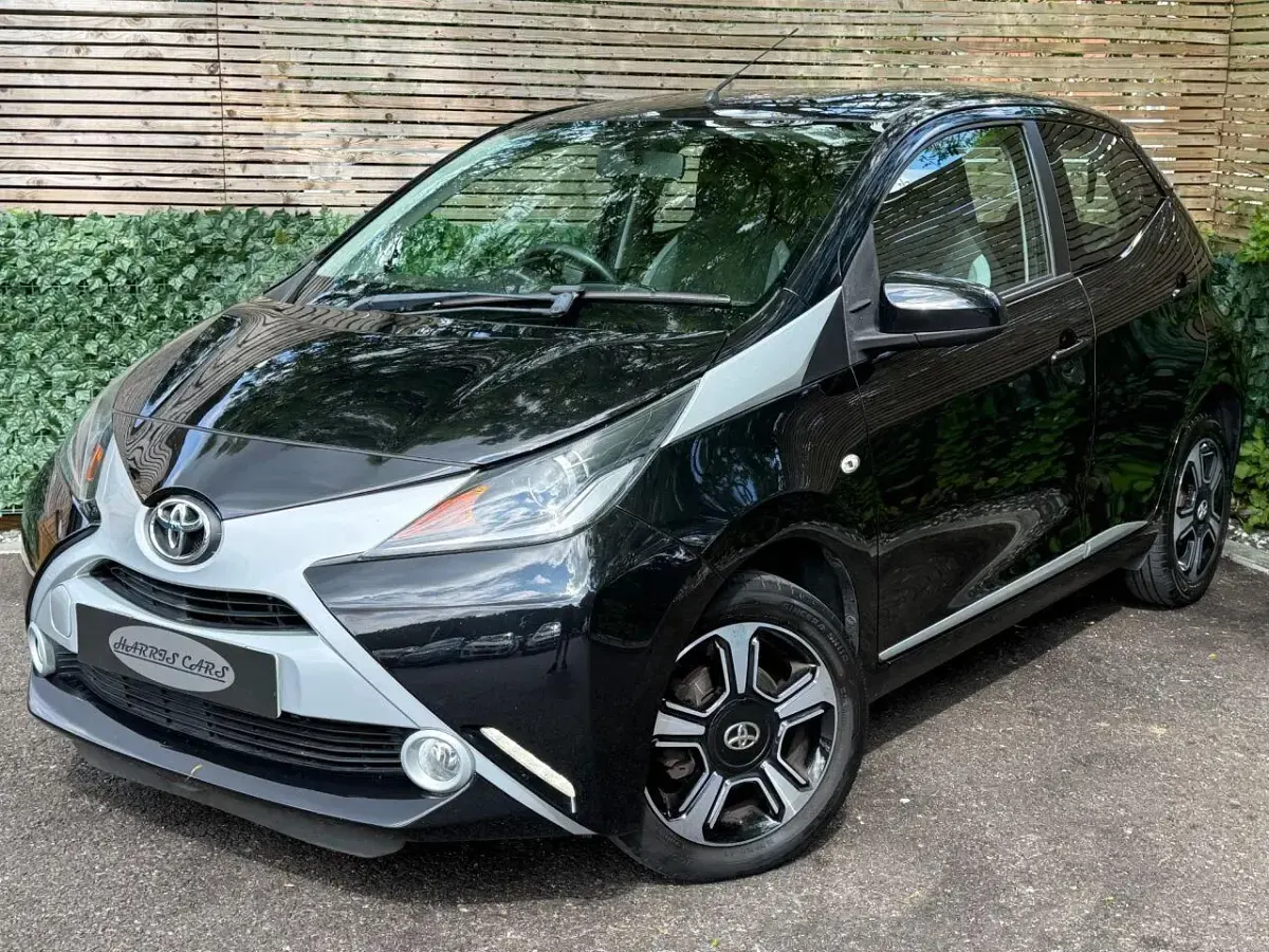 Used Toyota Aygo X-clusiv 69 HP (50 kW) 2015 Black Hatchback