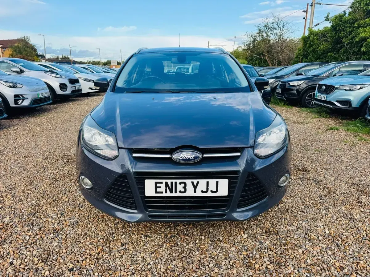 Begagnad Ford Focus Titanium 125 HK (91 kW) 2013 Grå Kombi