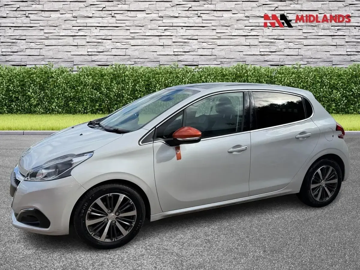 Used Peugeot 208 Roland Garros 110 HP (80 kW) 2016 White Hatchback