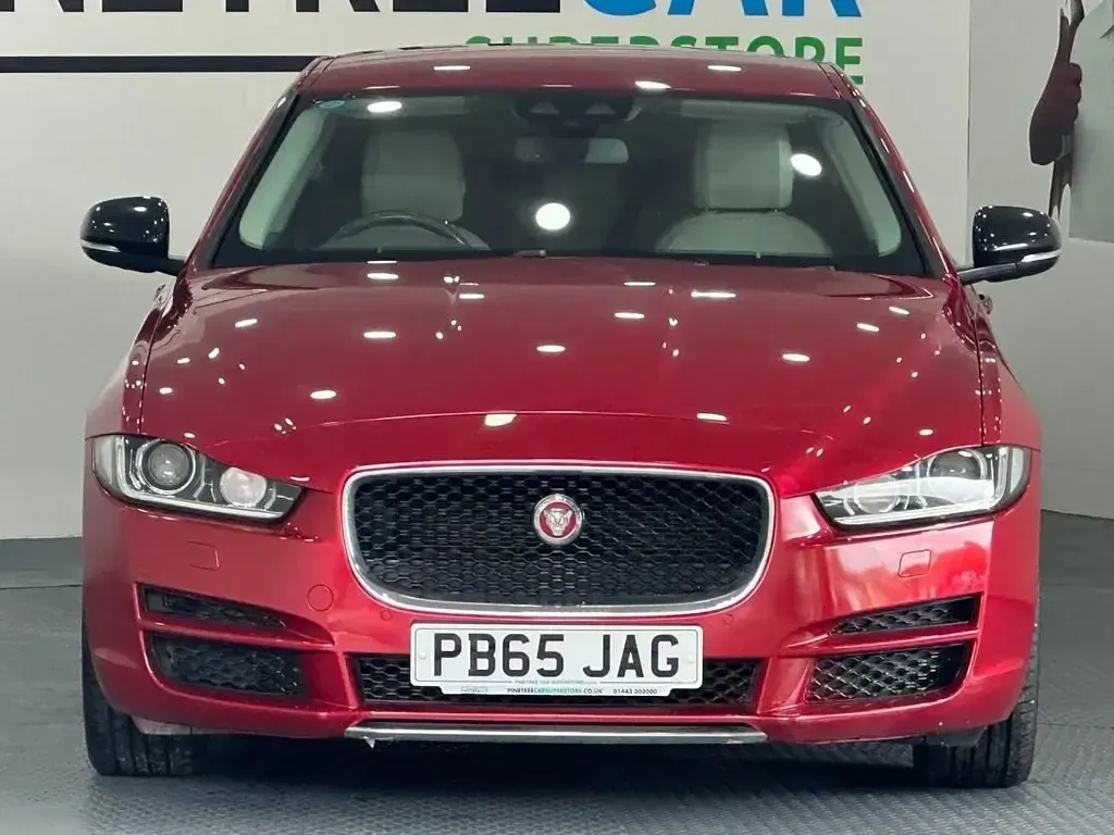 Używany Jaguar XE Portfolio 180 KM (132 kW) 2015 Czerwony Sedan/Limuzyna
