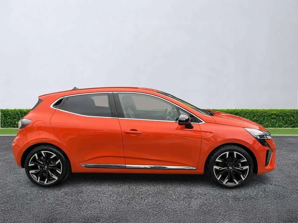 Used Renault Clio V Techno 143 HP (105 kW) 2024 Orange Hatchback