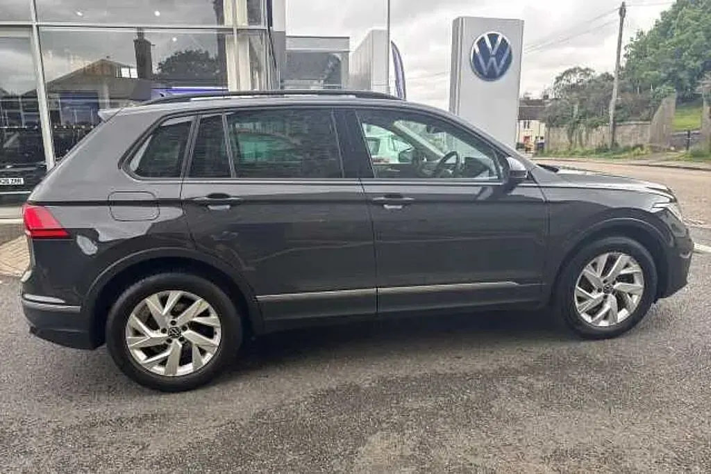 Second-hand VW Tiguan Life 150 CP (110 kW) 2023 Gri SUV