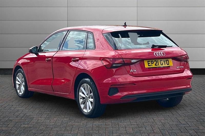 Usado Audi A3 Advanced 110 HP (80 kW) 2021 Vermelho Sedan
