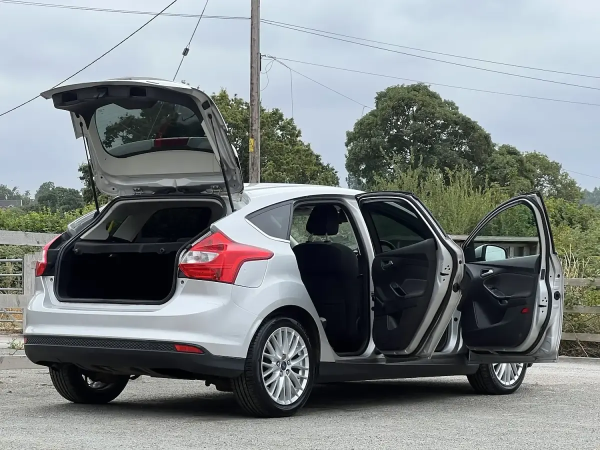 Used Ford Focus Zetec 125 HP (91 kW) 2013 Silver Hatchback