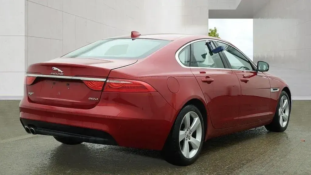 Begagnad Jaguar XF Portfolio 180 HK (132 kW) 2016 Röd Sedan