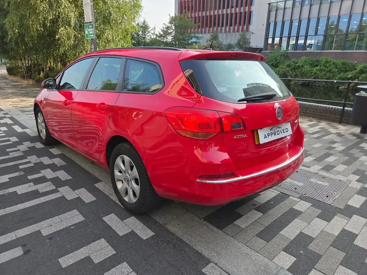 Used Vauxhall Astra Design Edition 110 HP (80 kW) 2015 Red Estate