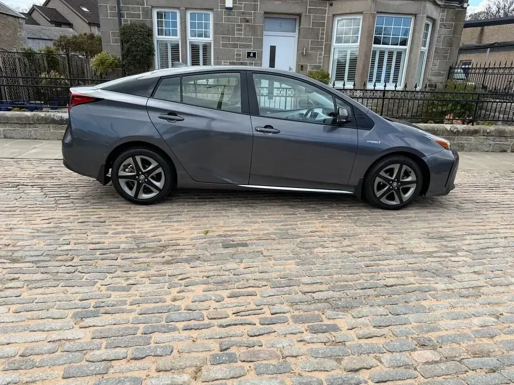 Usado Toyota Prius 122 HP (89 kW) 2020 Cinzento Citadino