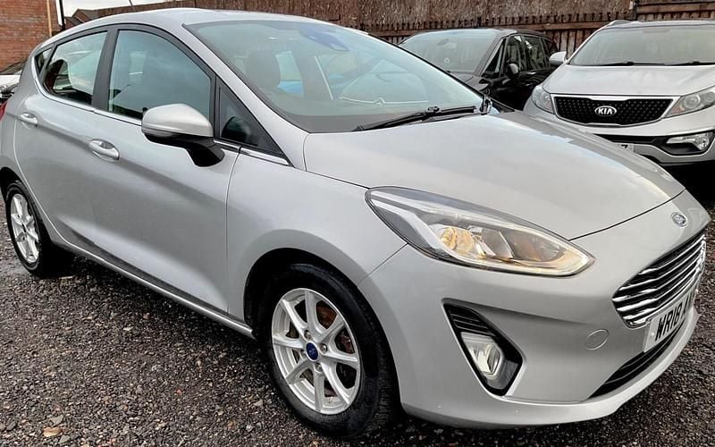 Used Ford Fiesta Zetec 70 HP (51 kW) 2018 Silver Hatchback
