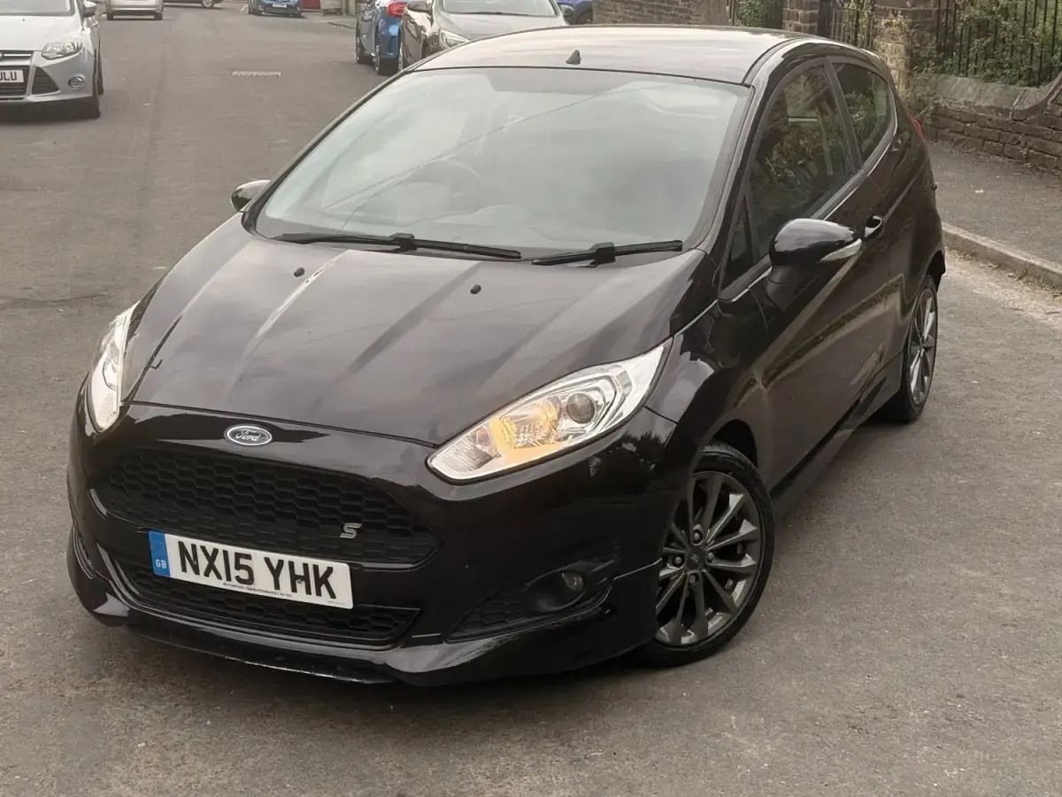Usado Ford Fiesta Zetec 125 HP (91 kW) 2015 Preto Citadino