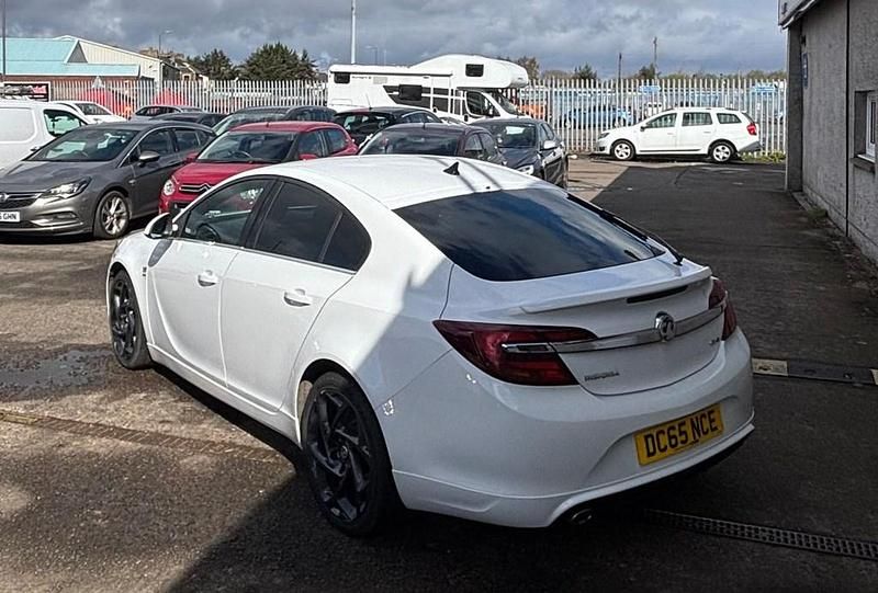 Used Vauxhall Insignia SRi 136 HP (100 kW) 2015 White Hatchback