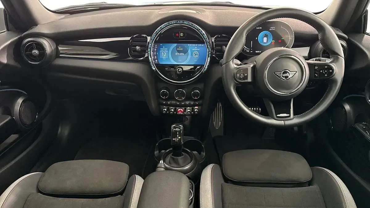 Used Mini Cooper Hatch 134 HP (98 kW) 2023 Silver Hatchback