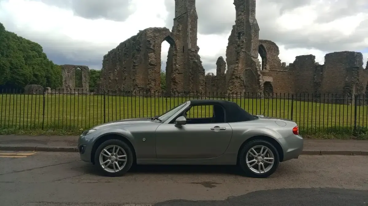Second-hand Mazda MX5 126 CP (92 kW) 2010 Argintiu Cabrio