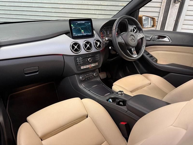 Begagnad Mercedes B200 Premium Plus 135 HK (99 kW) 2017 Beige Minibuss