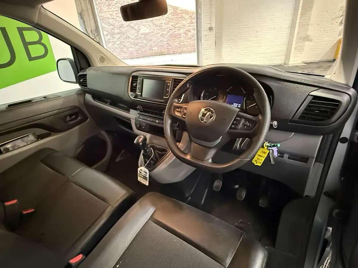 Usado Vauxhall Vivaro Edition 120 HP (88 kW) 2020 Cinzento Monovolume