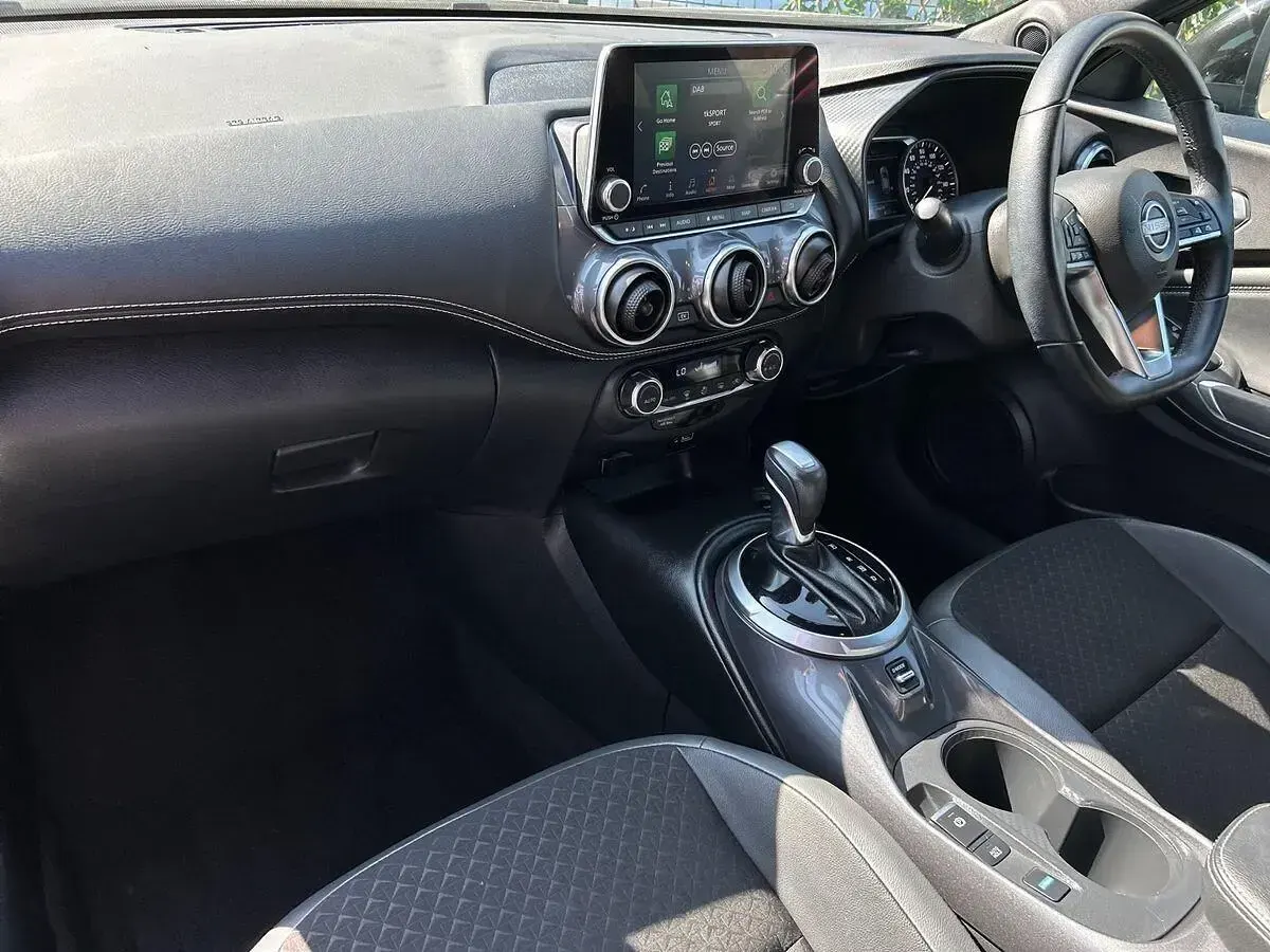 Begagnad Nissan Juke N-Connecta 143 HK (105 kW) 2023 Grå SUV