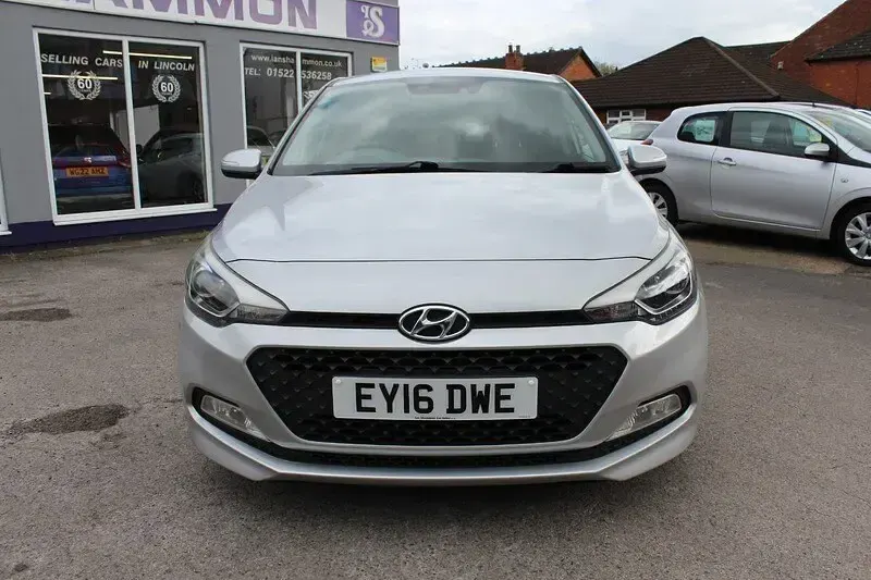 Used Hyundai i20 Premium 100 HP (73 kW) 2016 Silver Hatchback