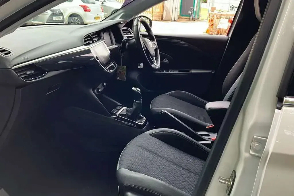 Used Vauxhall Corsa Edition 75 HP (55 kW) 2022 White Hatchback