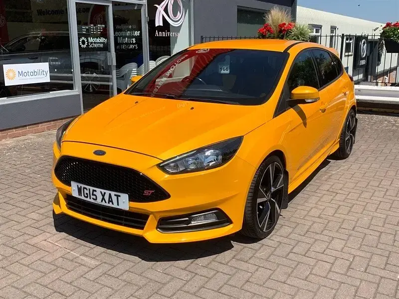 Used Ford Focus ST 250 HP (183 kW) 2015 Yellow Hatchback