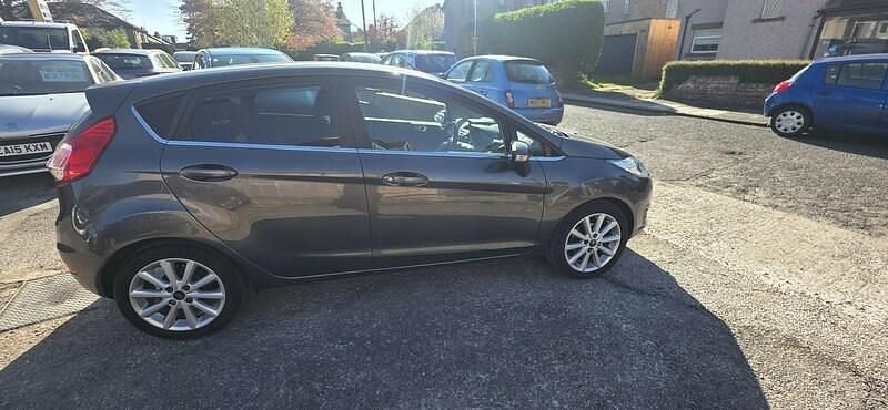 Begagnad Ford Fiesta Titanium 2017 Grå Halvkombi