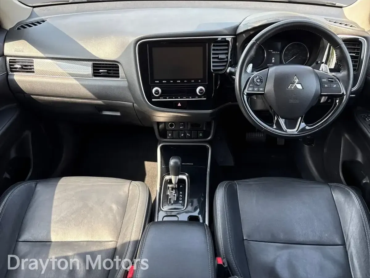Usado Mitsubishi Outlander 150 HP (110 kW) 2019 Cinzento SUV