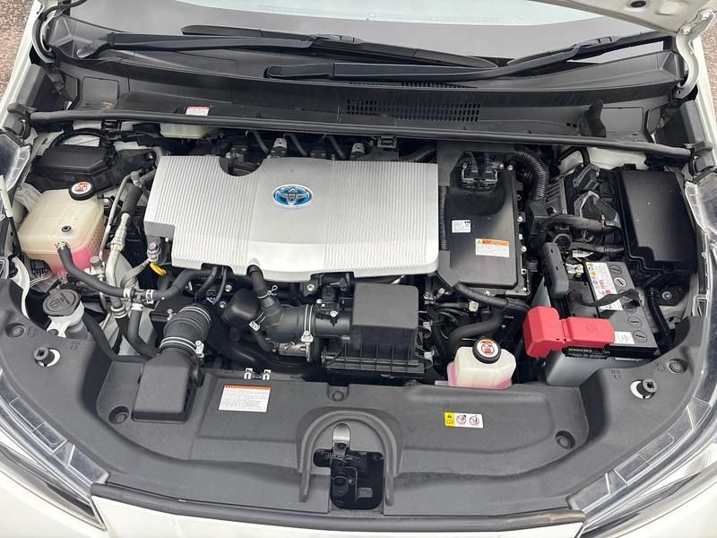 Used Toyota Prius 2025 White Hatchback