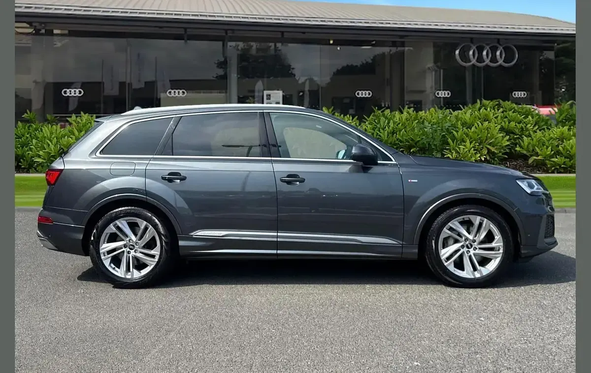 Used Audi Q7 S-Line 286 HP (210 kW) 2023 Grey SUV