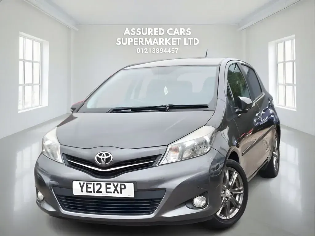 Begagnad Toyota Yaris SR 99 HK (72 kW) 2012 Grå Halvkombi