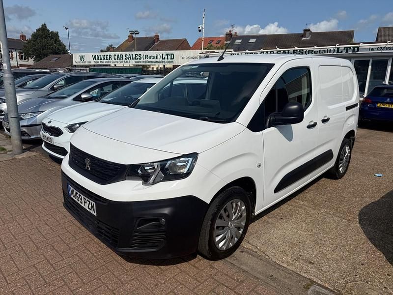 White Used 2019 Peugeot Partner MPV | £7,995 (Fair price) - Image 1/4