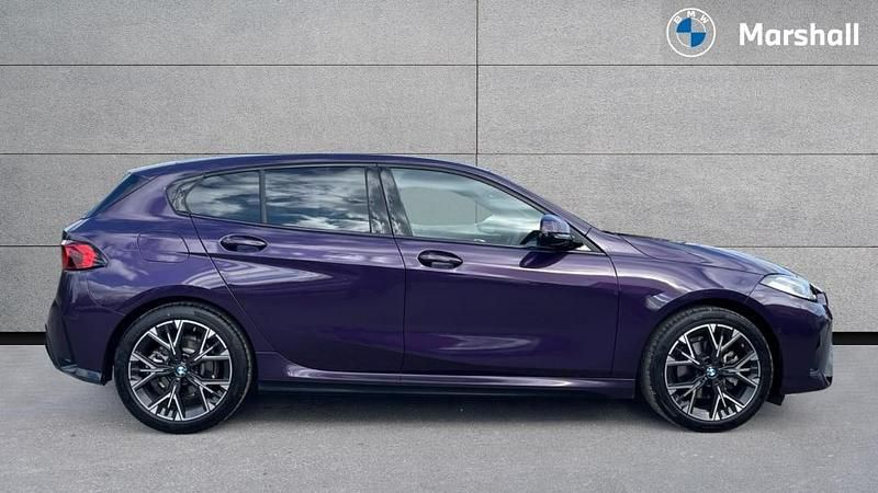 Usado BMW 120 M Sport 168 CV (123 kW) 2025 Púrpura Utilitario