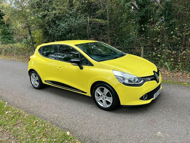 Used Renault Clio IV Dynamique 75 HP (55 kW) 2013 Yellow Hatchback