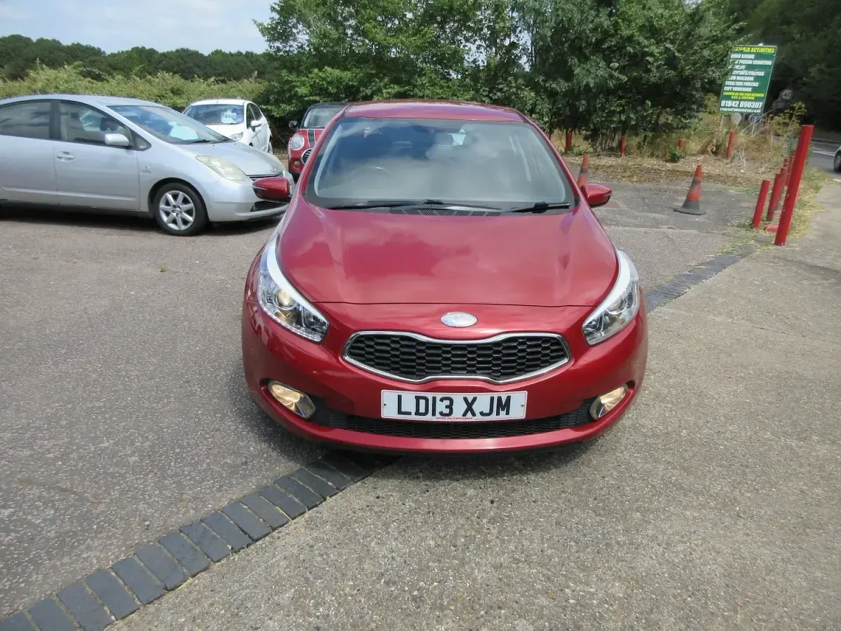 Used Kia Ceed 126 HP (92 kW) 2013 Red Hatchback